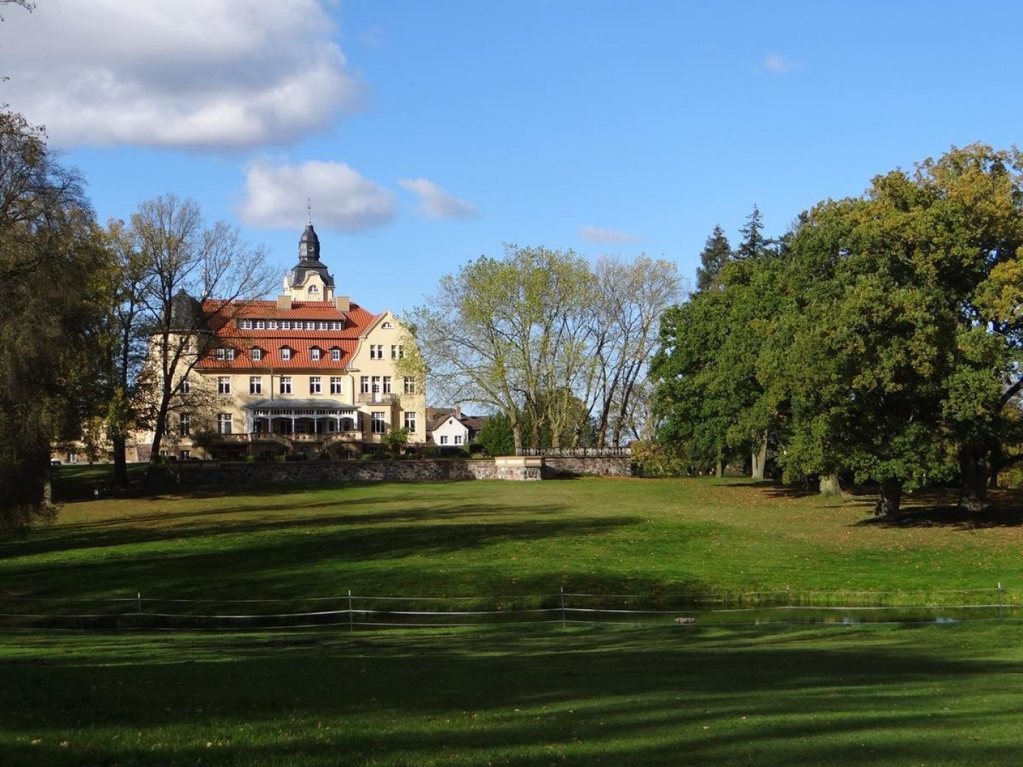 Frühlingsarrangement „Fohlenzauber & Tiermomente“ bei den Bernsteinreitern