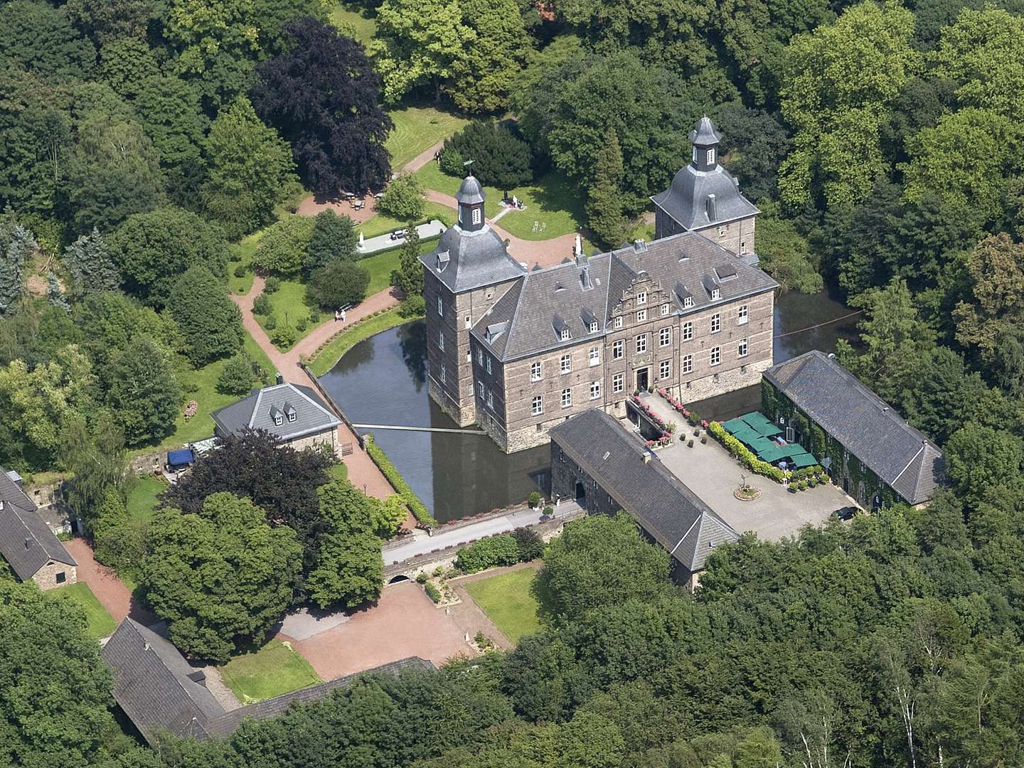 Königlicher Kurzurlaub im Wasserschloss | 3 Tage in Essen inkl. kulinarisches Präsent