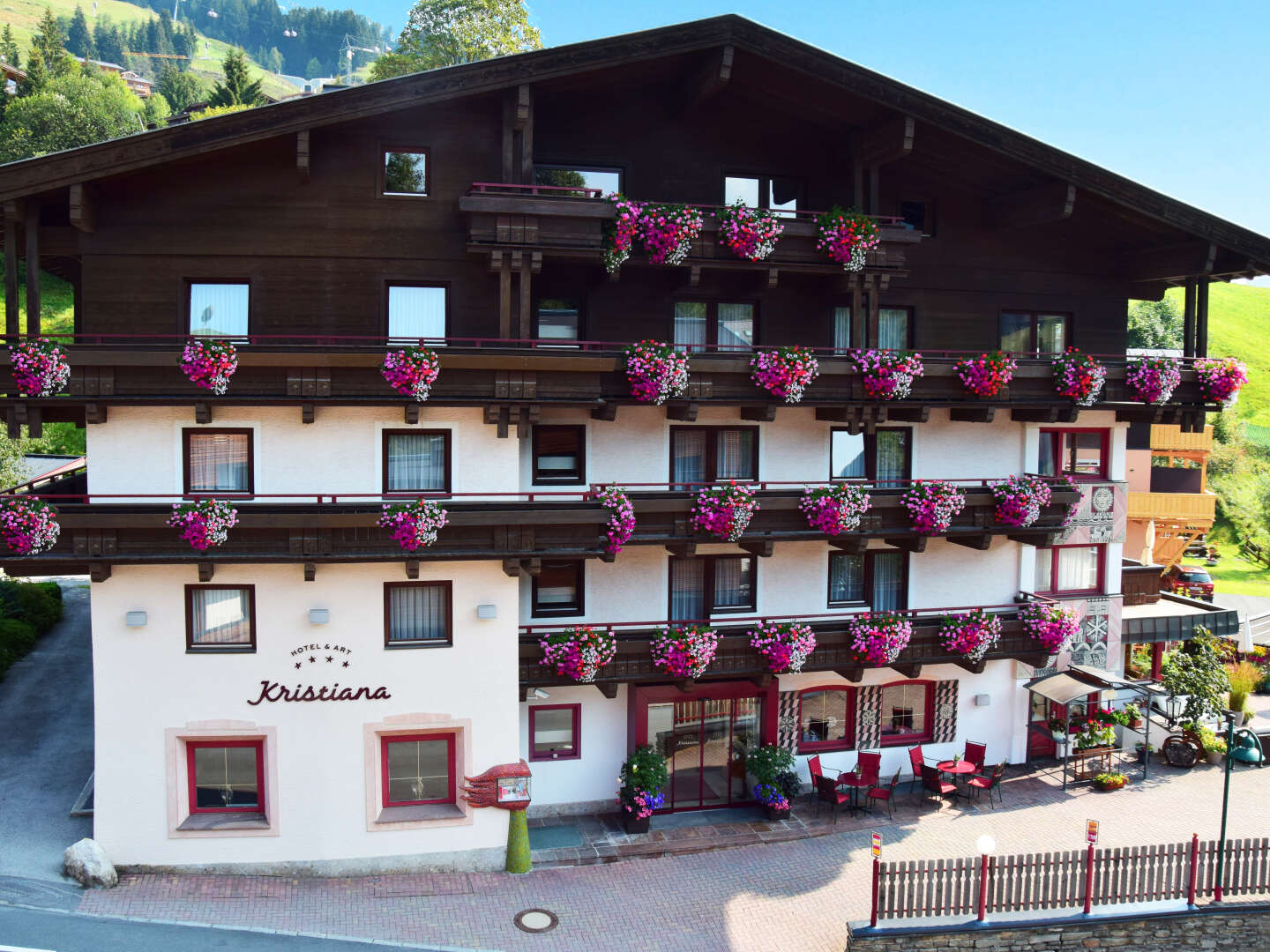 It's Snowtime - Skivergnügen in Saalbach Hinterglemm - Skipass Verkauf im Hotel