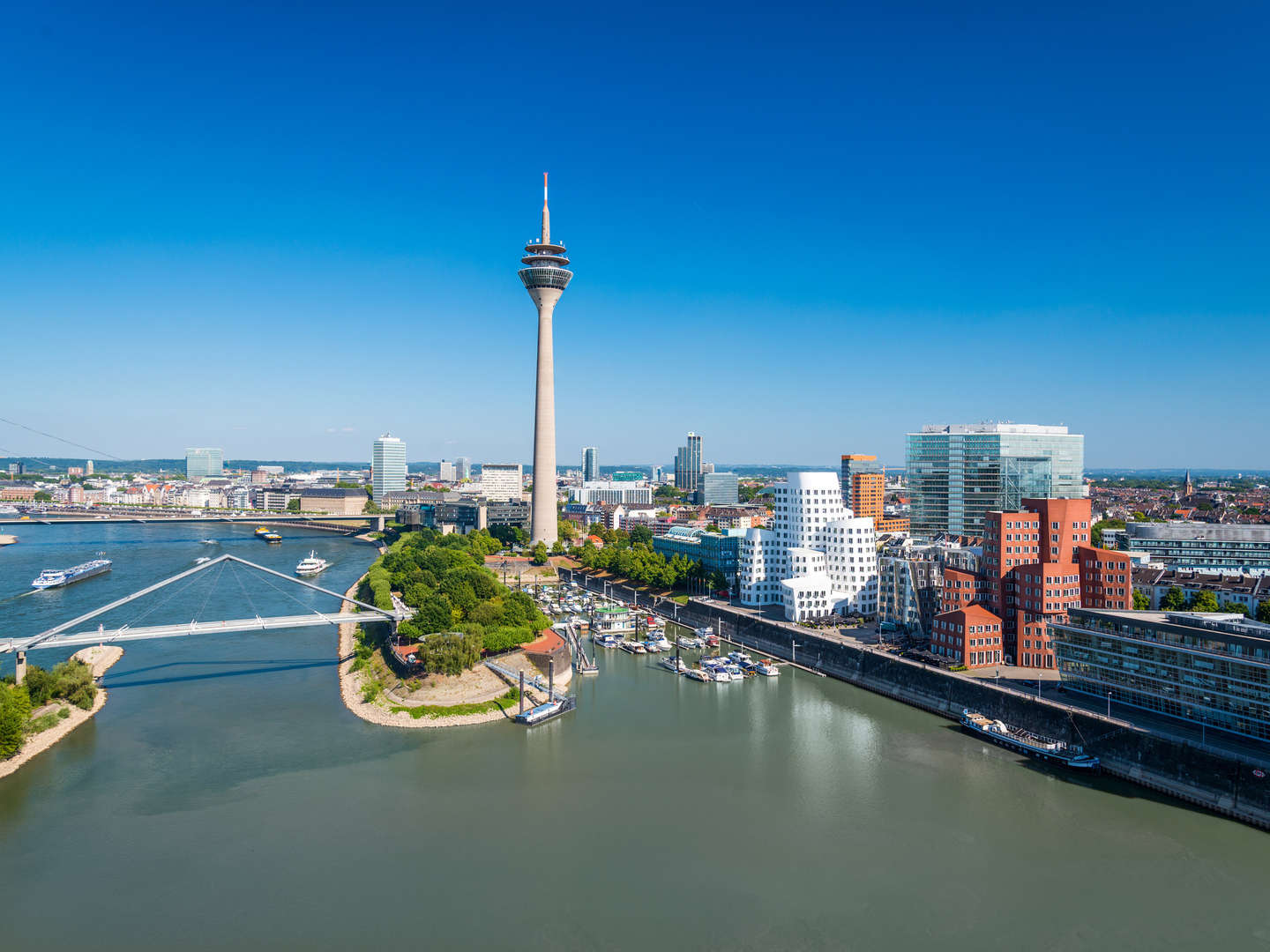 Last Minute Kurzurlaub in Düsseldorf am Rheinufer | 3 Tage